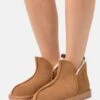 Pier One Leather- Pantoffels - Cognac -Schoenen Verkoop 6eff35c3cb7e4f93bb4d99616e30a8c3